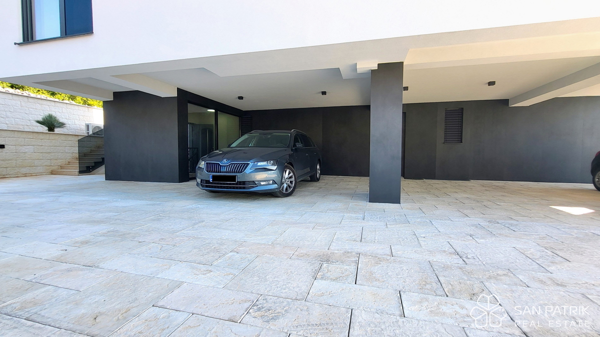 Moderno penthouse stanovanje s strešno teraso in pogledom na morje na otoku Krku