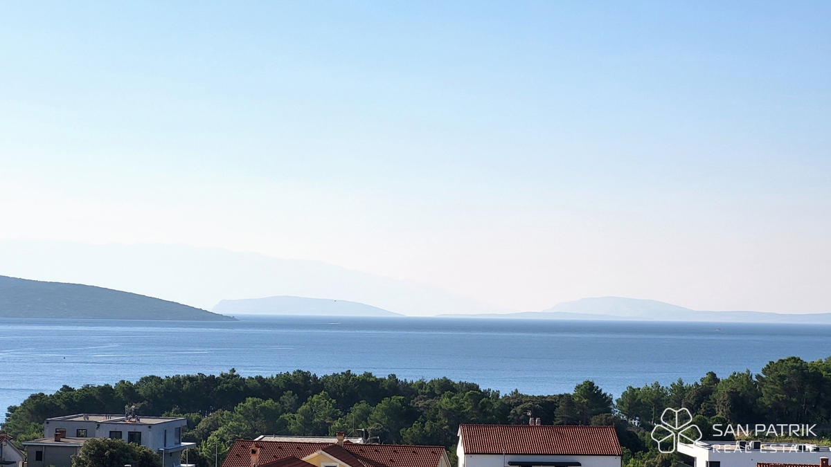 Moderno penthouse stanovanje s strešno teraso in pogledom na morje na otoku Krku