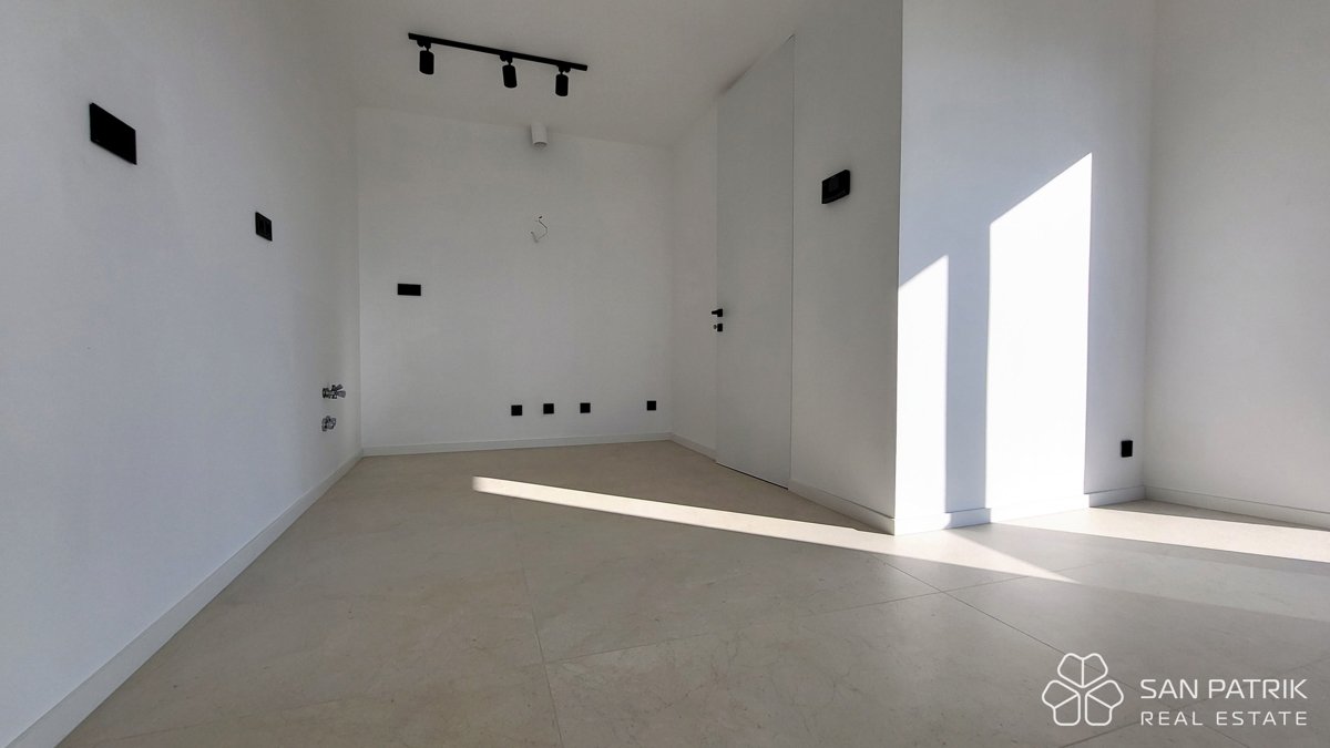 Moderno penthouse stanovanje s strešno teraso in pogledom na morje na otoku Krku