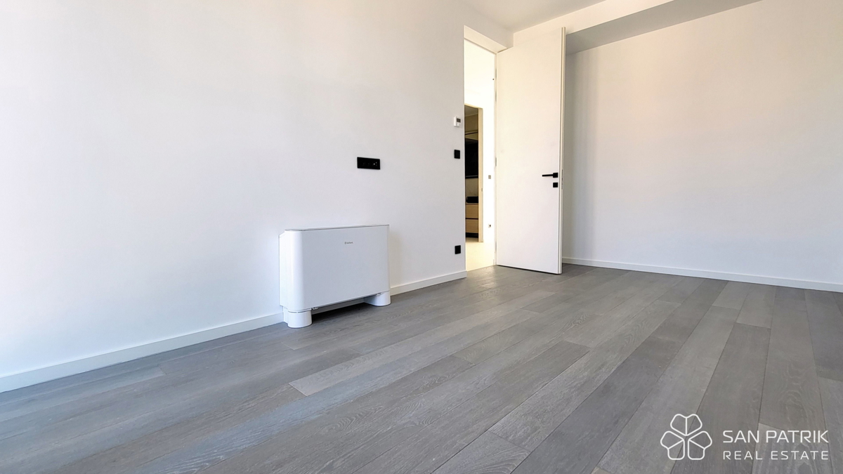 Moderno penthouse stanovanje s strešno teraso in pogledom na morje na otoku Krku