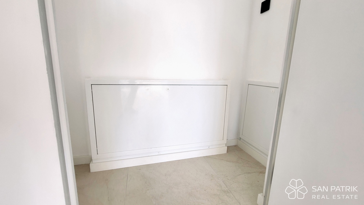 Moderno penthouse stanovanje s strešno teraso in pogledom na morje na otoku Krku