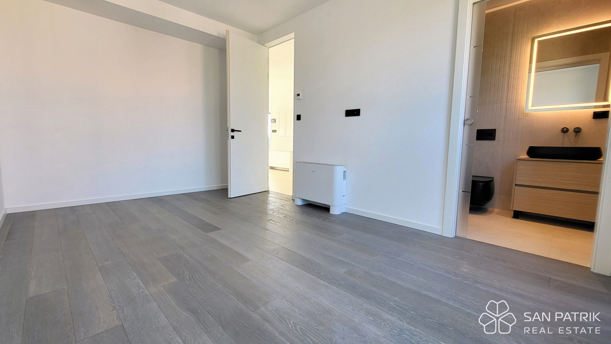 Moderno penthouse stanovanje s strešno teraso in pogledom na morje na otoku Krku