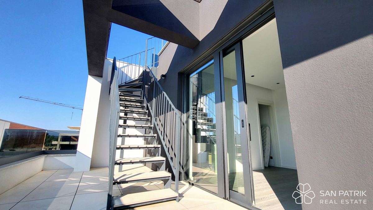 Moderno penthouse stanovanje s strešno teraso in pogledom na morje na otoku Krku