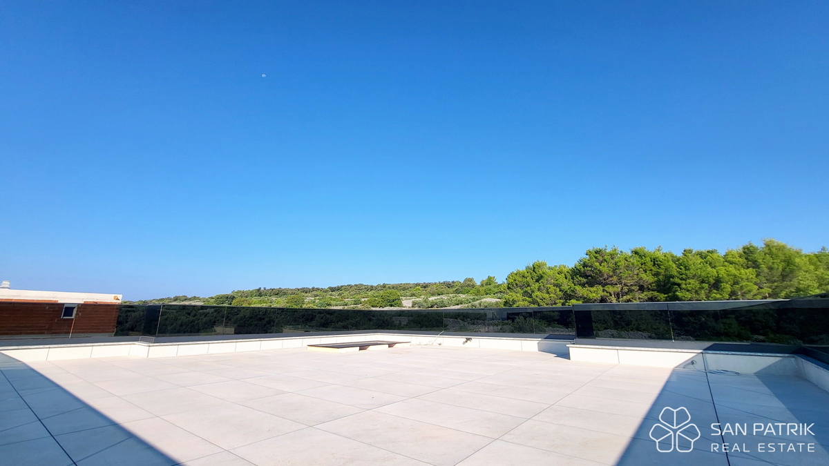 Moderno penthouse stanovanje s strešno teraso in pogledom na morje na otoku Krku