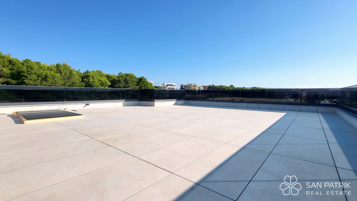 Moderno penthouse stanovanje s strešno teraso in pogledom na morje na otoku Krku