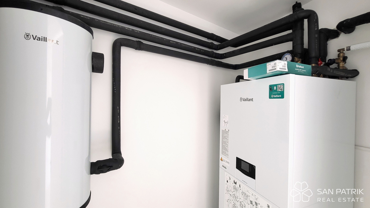 Moderno penthouse stanovanje s strešno teraso in pogledom na morje na otoku Krku