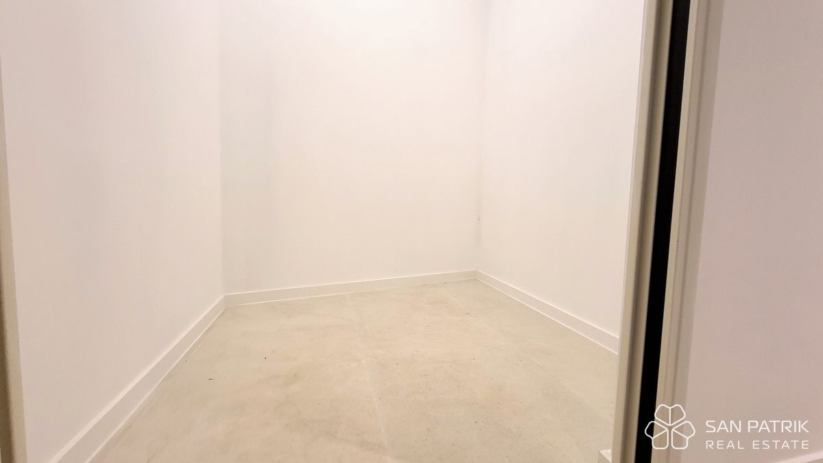 Moderno penthouse stanovanje s strešno teraso in pogledom na morje na otoku Krku