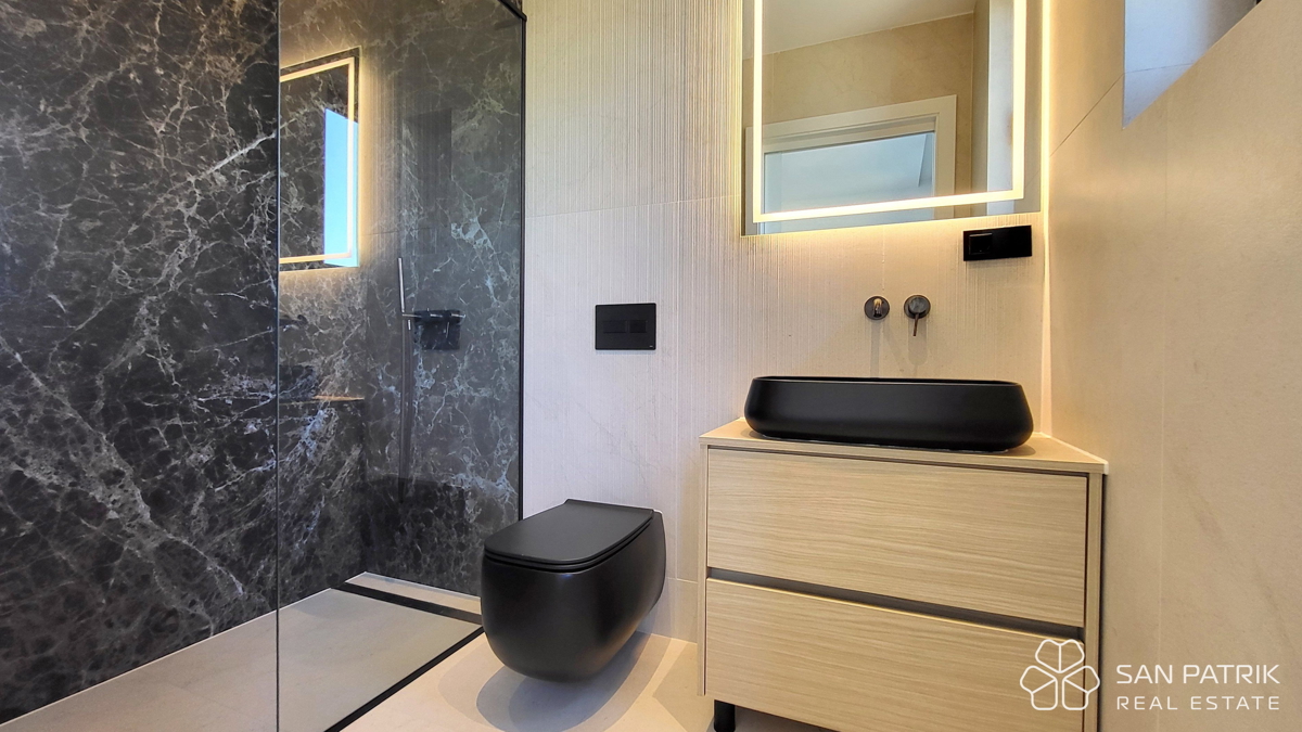 Moderno penthouse stanovanje s strešno teraso in pogledom na morje na otoku Krku