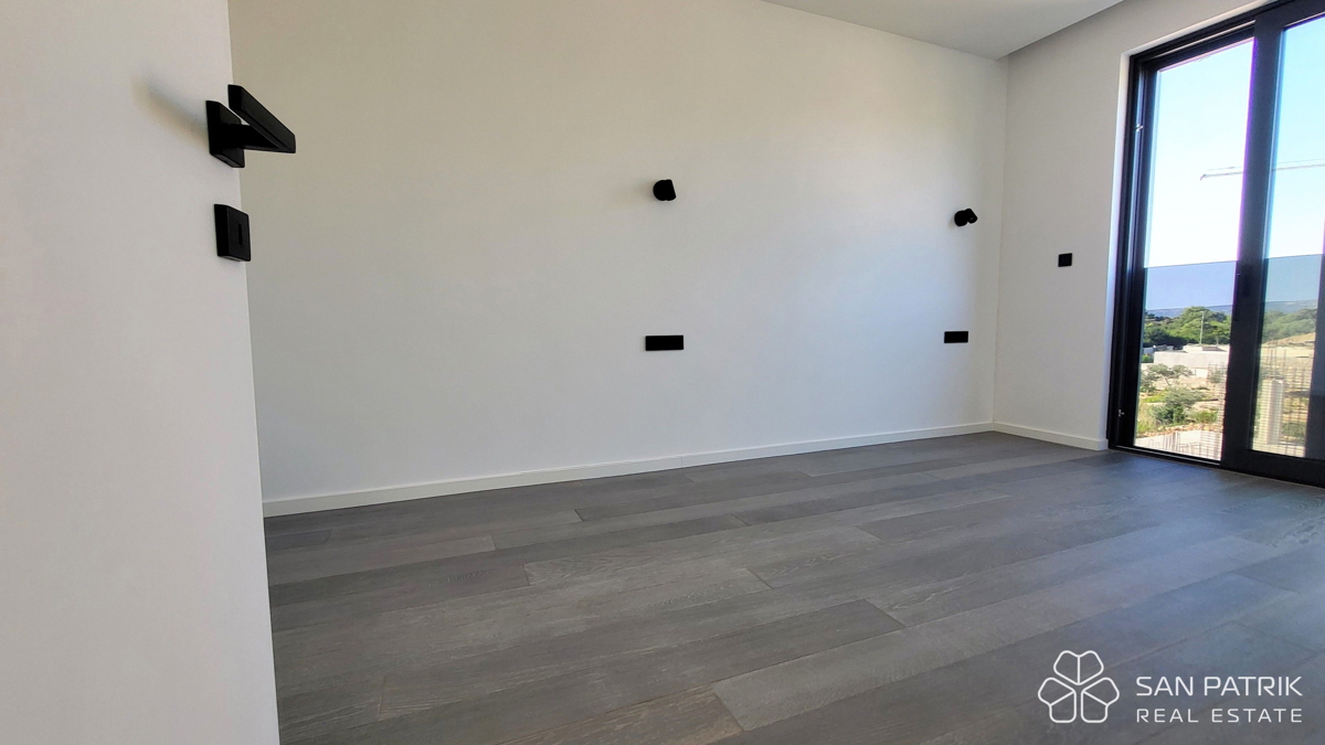 Moderno penthouse stanovanje s strešno teraso in pogledom na morje na otoku Krku