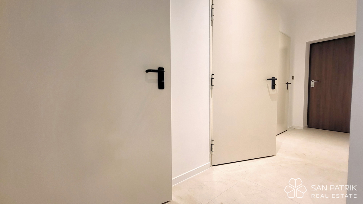 Moderno penthouse stanovanje s strešno teraso in pogledom na morje na otoku Krku