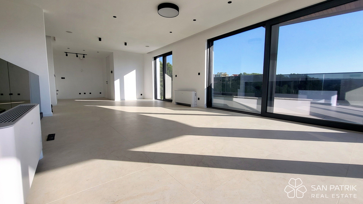 Moderno penthouse stanovanje s strešno teraso in pogledom na morje na otoku Krku