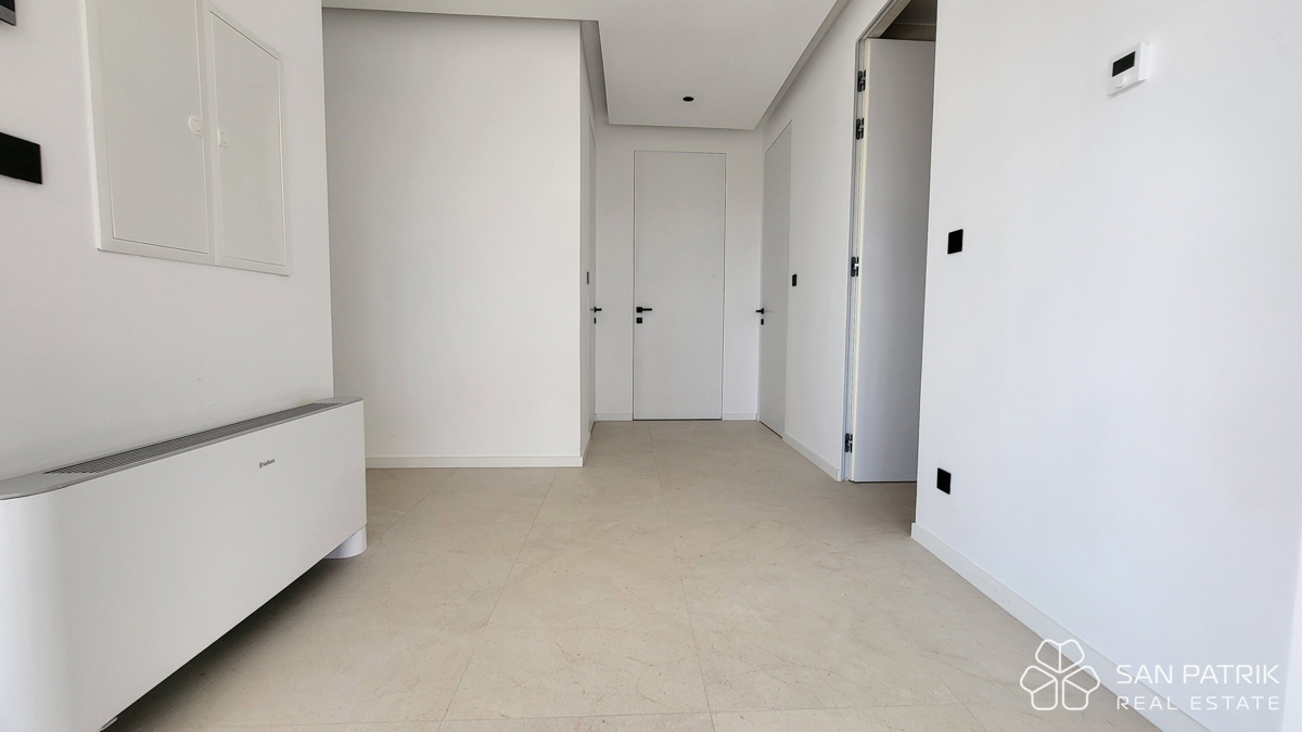 Moderno penthouse stanovanje s strešno teraso in pogledom na morje na otoku Krku