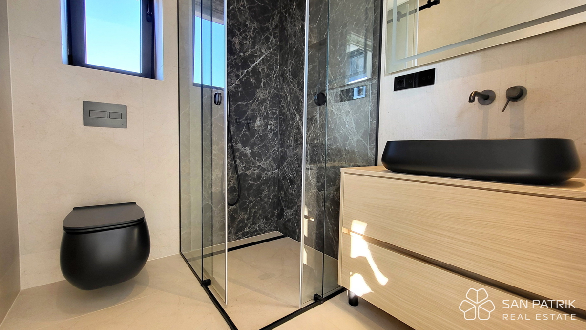 Moderno penthouse stanovanje s strešno teraso in pogledom na morje na otoku Krku