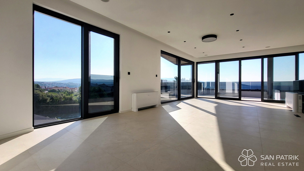 Moderno penthouse stanovanje s strešno teraso in pogledom na morje na otoku Krku