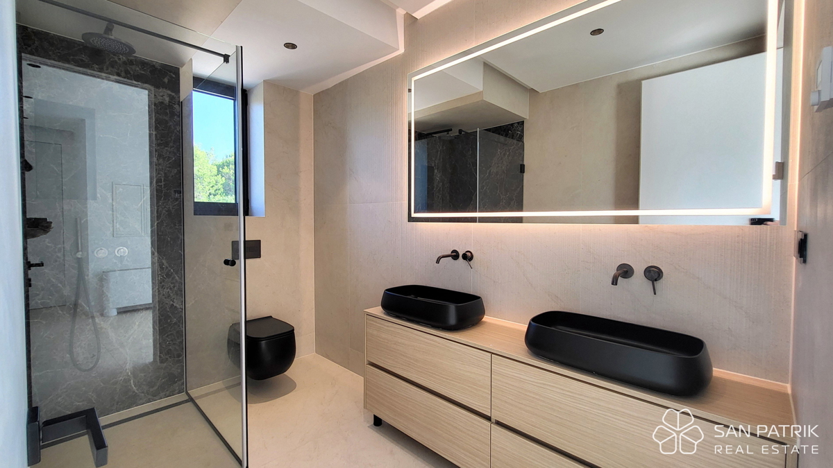 Moderno penthouse stanovanje s strešno teraso in pogledom na morje na otoku Krku