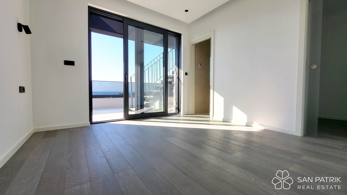 Moderno penthouse stanovanje s strešno teraso in pogledom na morje na otoku Krku