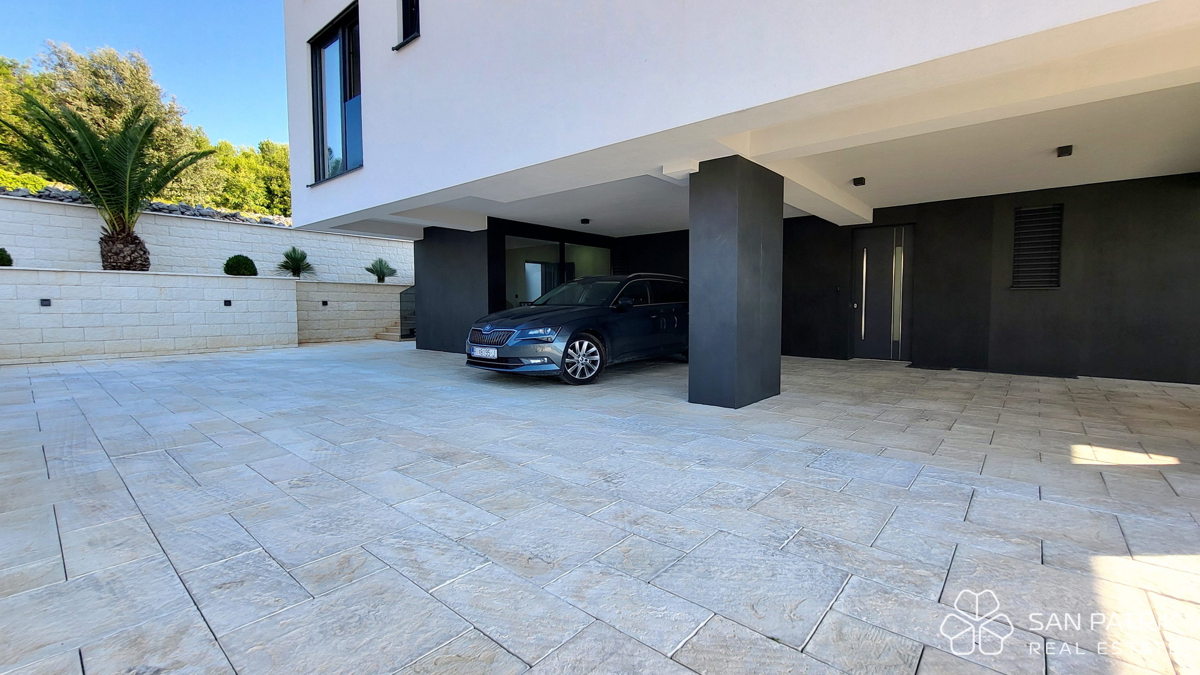 Moderno penthouse stanovanje s strešno teraso in pogledom na morje na otoku Krku