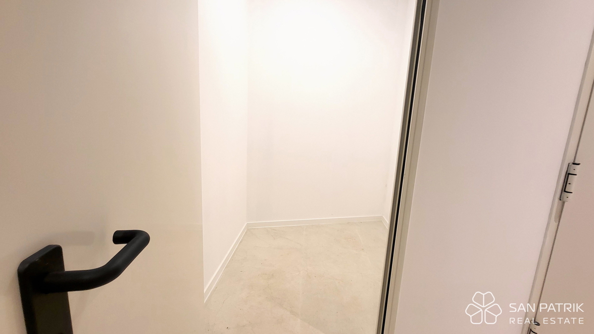 Moderno penthouse stanovanje s strešno teraso in pogledom na morje na otoku Krku