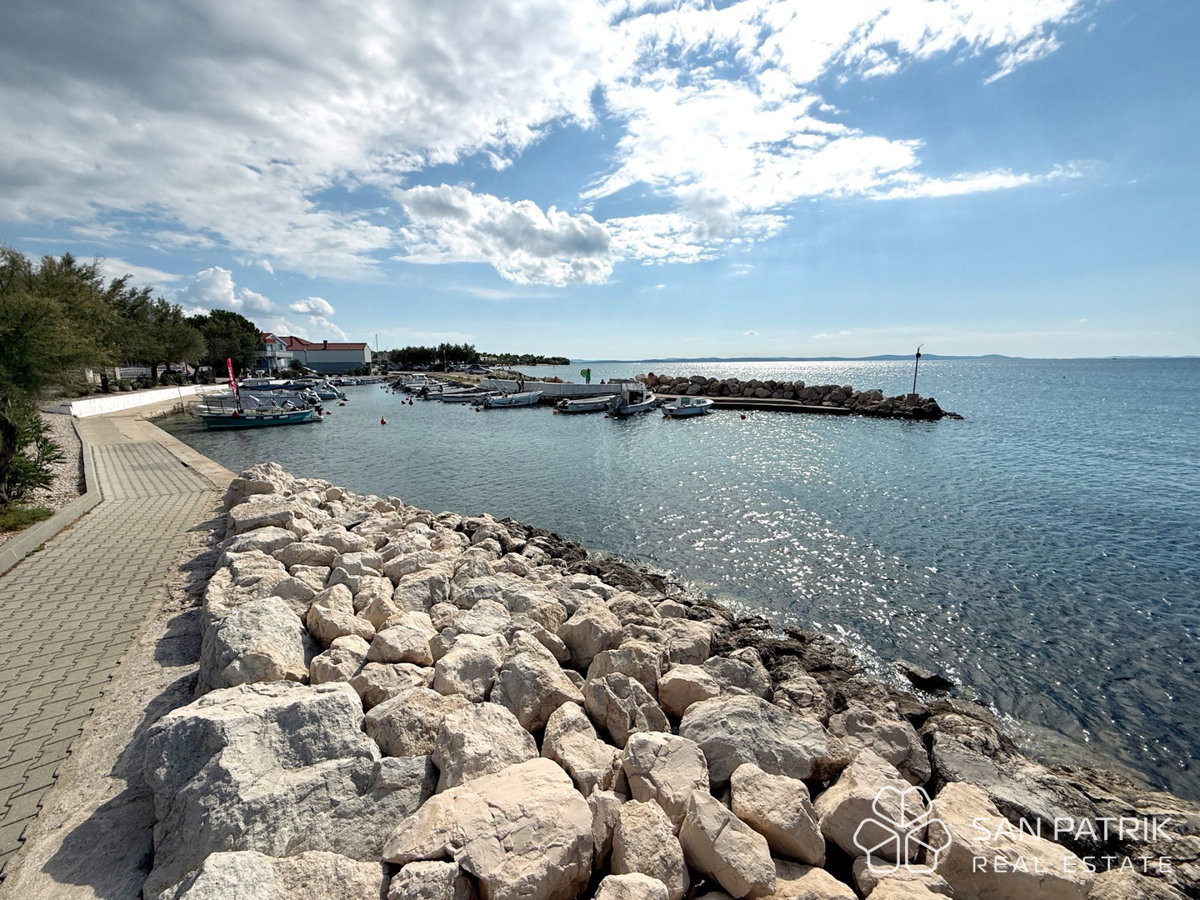 EKSKLUZIVAN PENTHOUSE V ZATONU PRI ZADRU – PRVA VRSTA OB MORJU