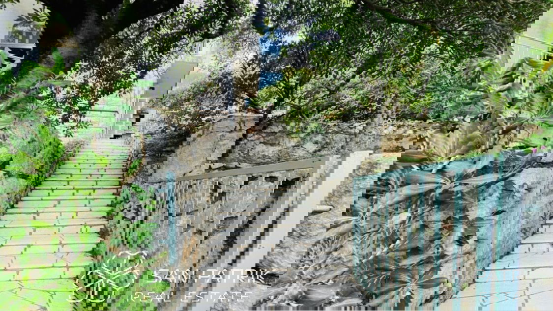 Novi Vinodolski-okolica: Hiša z velikim vrtom in pogledom na morje