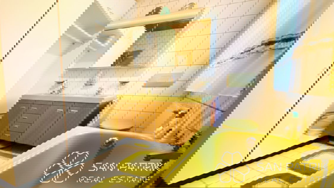 Novi Vinodolski-okolica: Hiša z velikim vrtom in pogledom na morje