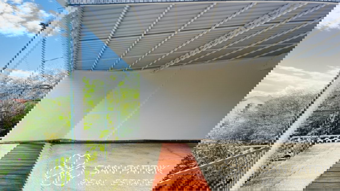 Novi Vinodolski-okolica: Hiša z velikim vrtom in pogledom na morje