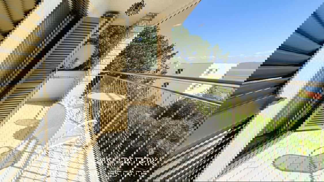 Novi Vinodolski-okolica: Hiša z velikim vrtom in pogledom na morje