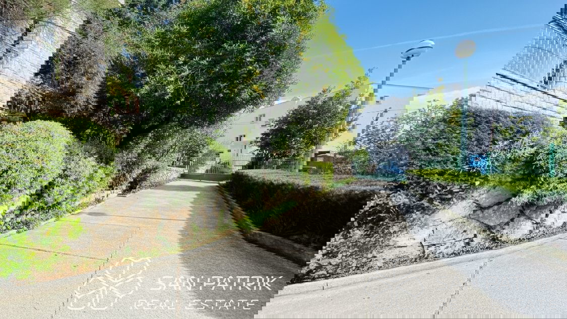 Novi Vinodolski-okolica: Hiša z velikim vrtom in pogledom na morje