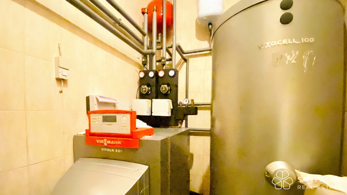 Novi Vinodolski-okolica: Hiša z velikim vrtom in pogledom na morje