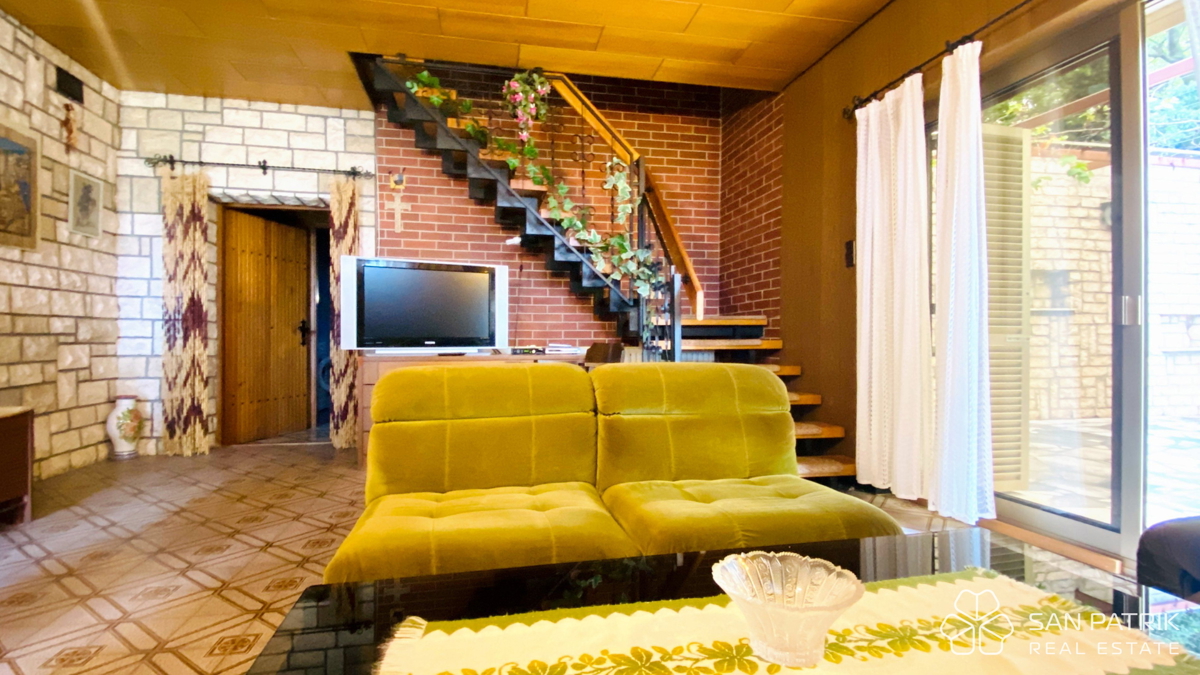 Novi Vinodolski-okolica: Hiša z velikim vrtom in pogledom na morje