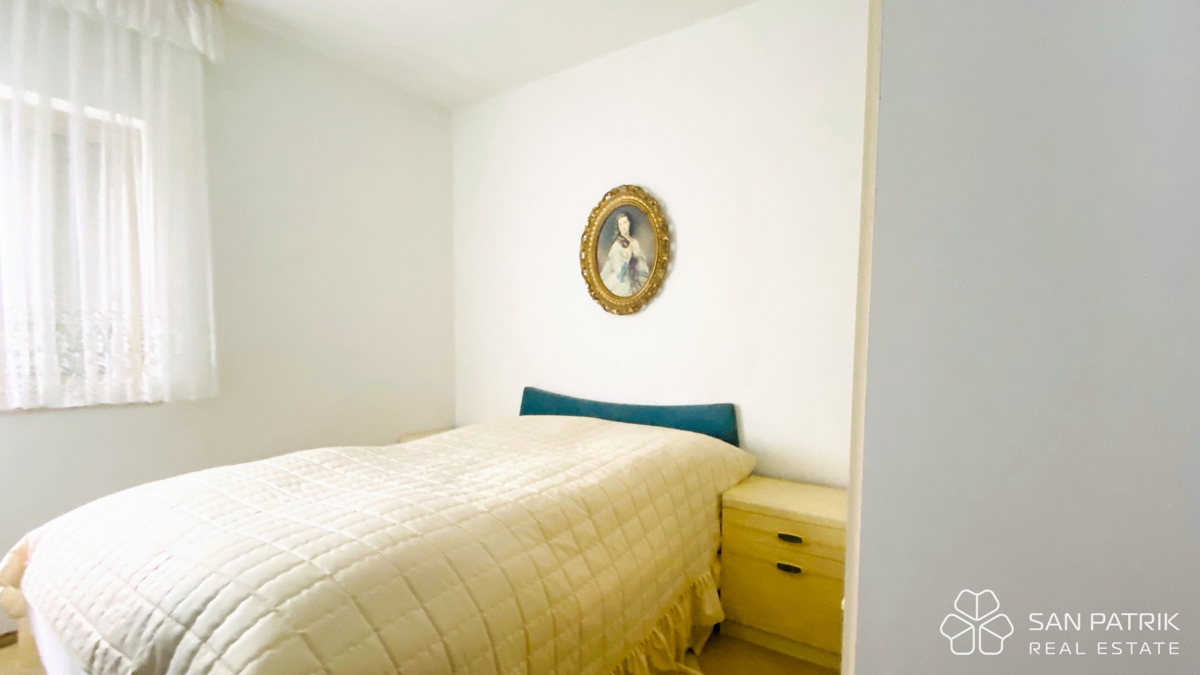 Novi Vinodolski-okolica: Hiša z velikim vrtom in pogledom na morje