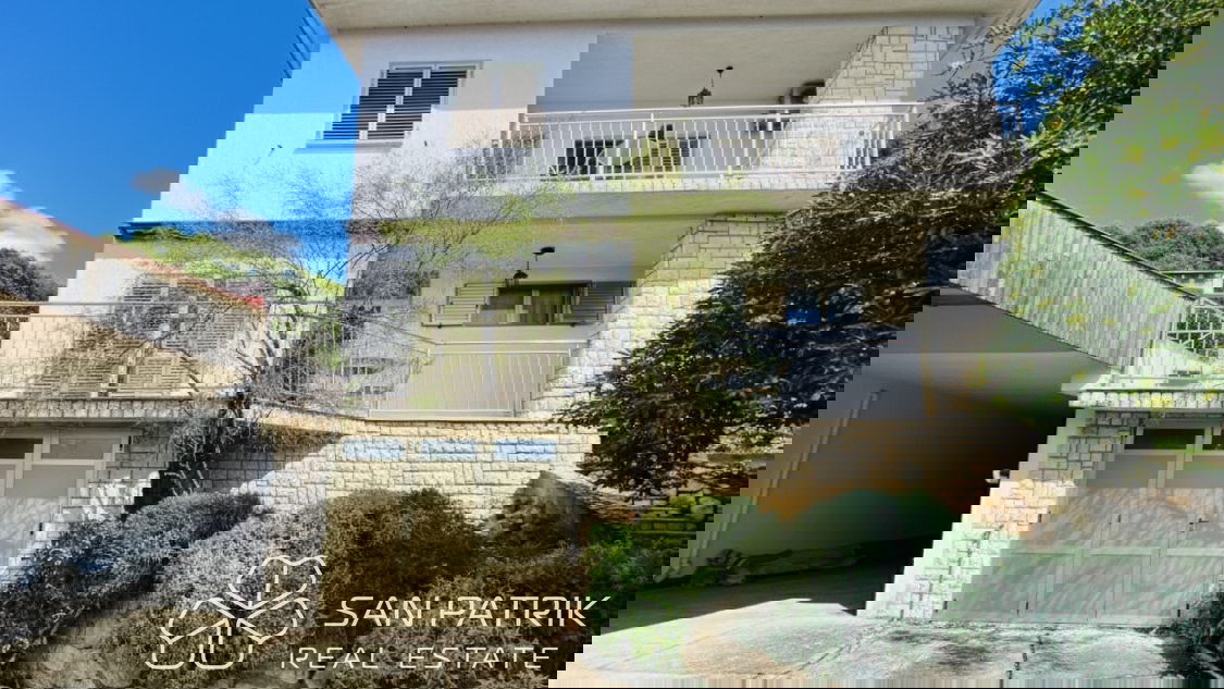 Novi Vinodolski-okolica: Hiša z velikim vrtom in pogledom na morje