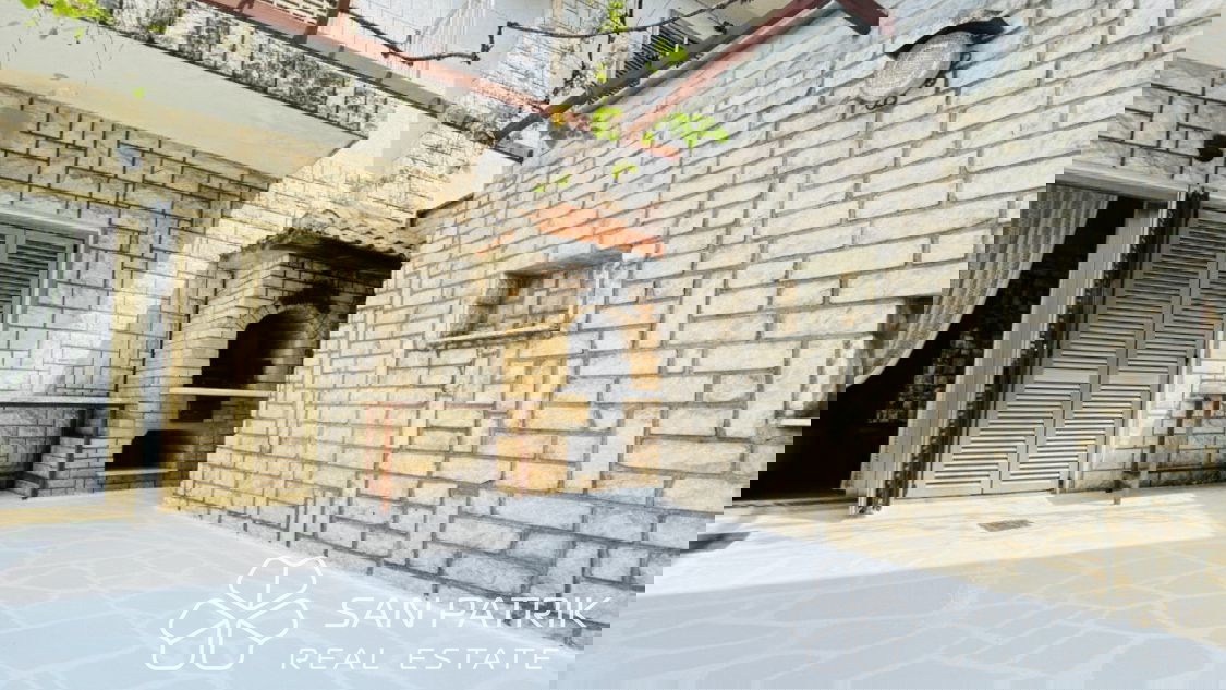 Novi Vinodolski-okolica: Hiša z velikim vrtom in pogledom na morje