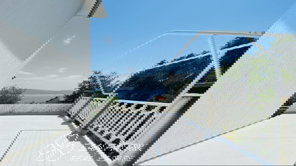 Novi Vinodolski-okolica: Hiša z velikim vrtom in pogledom na morje