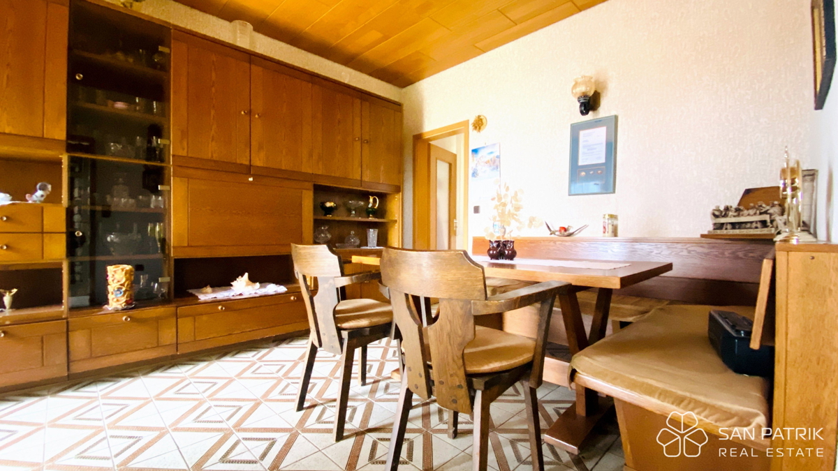 Novi Vinodolski-okolica: Hiša z velikim vrtom in pogledom na morje