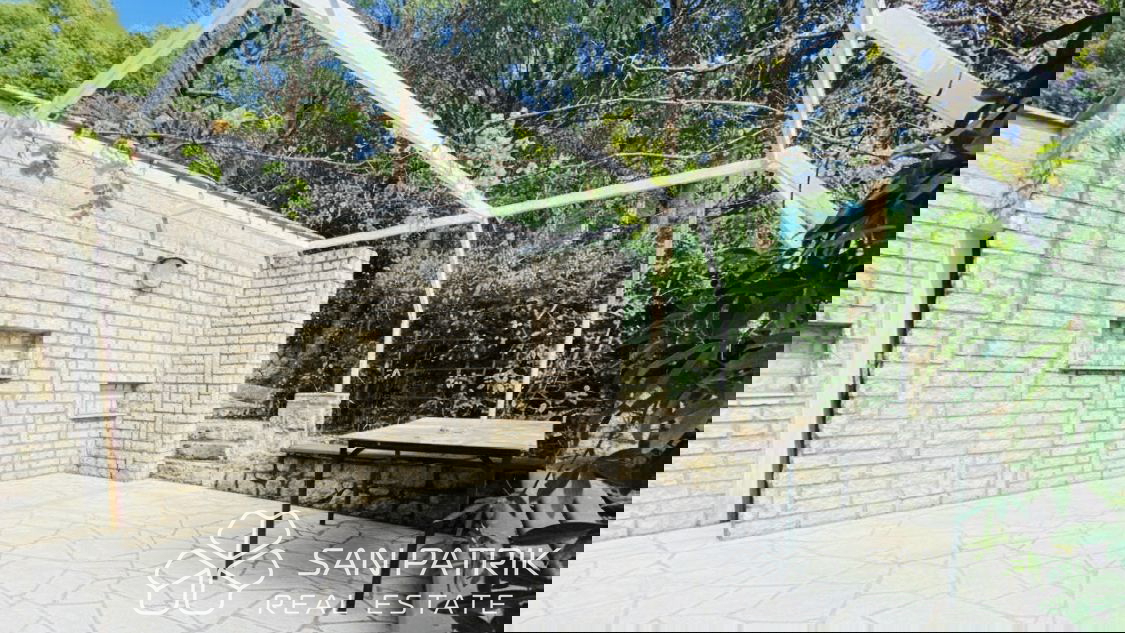 Novi Vinodolski-okolica: Hiša z velikim vrtom in pogledom na morje