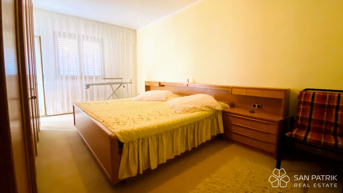 Novi Vinodolski-okolica: Hiša z velikim vrtom in pogledom na morje