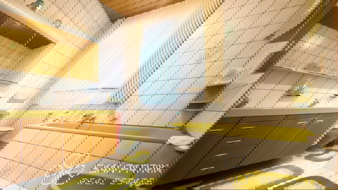 Novi Vinodolski-okolica: Hiša z velikim vrtom in pogledom na morje