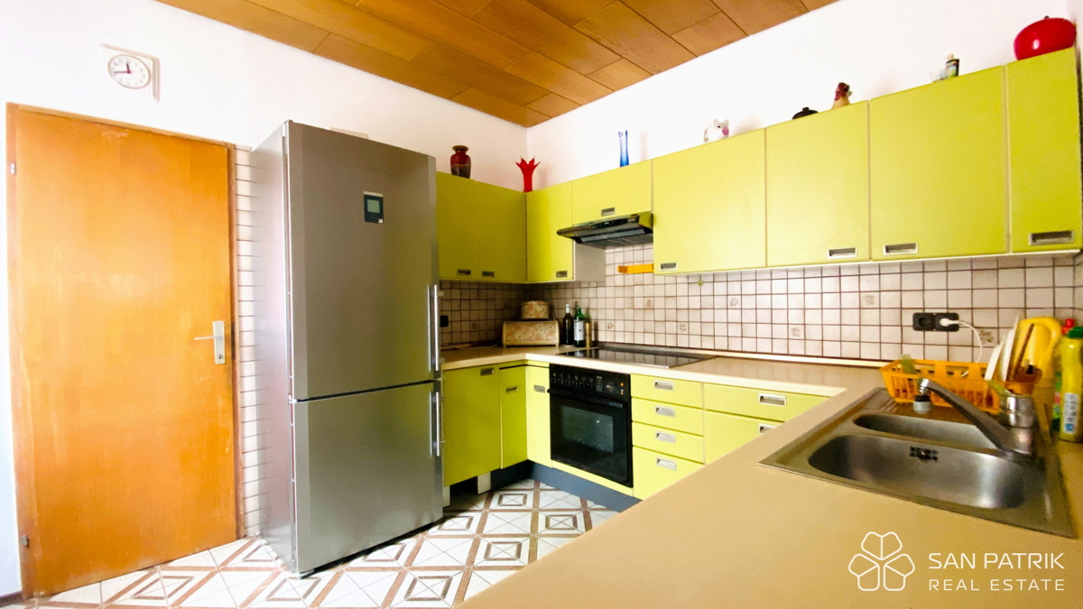 Novi Vinodolski-okolica: Hiša z velikim vrtom in pogledom na morje