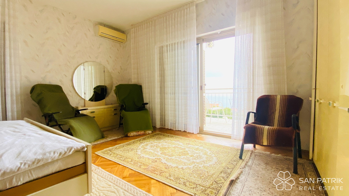 Novi Vinodolski-okolica: Hiša z velikim vrtom in pogledom na morje