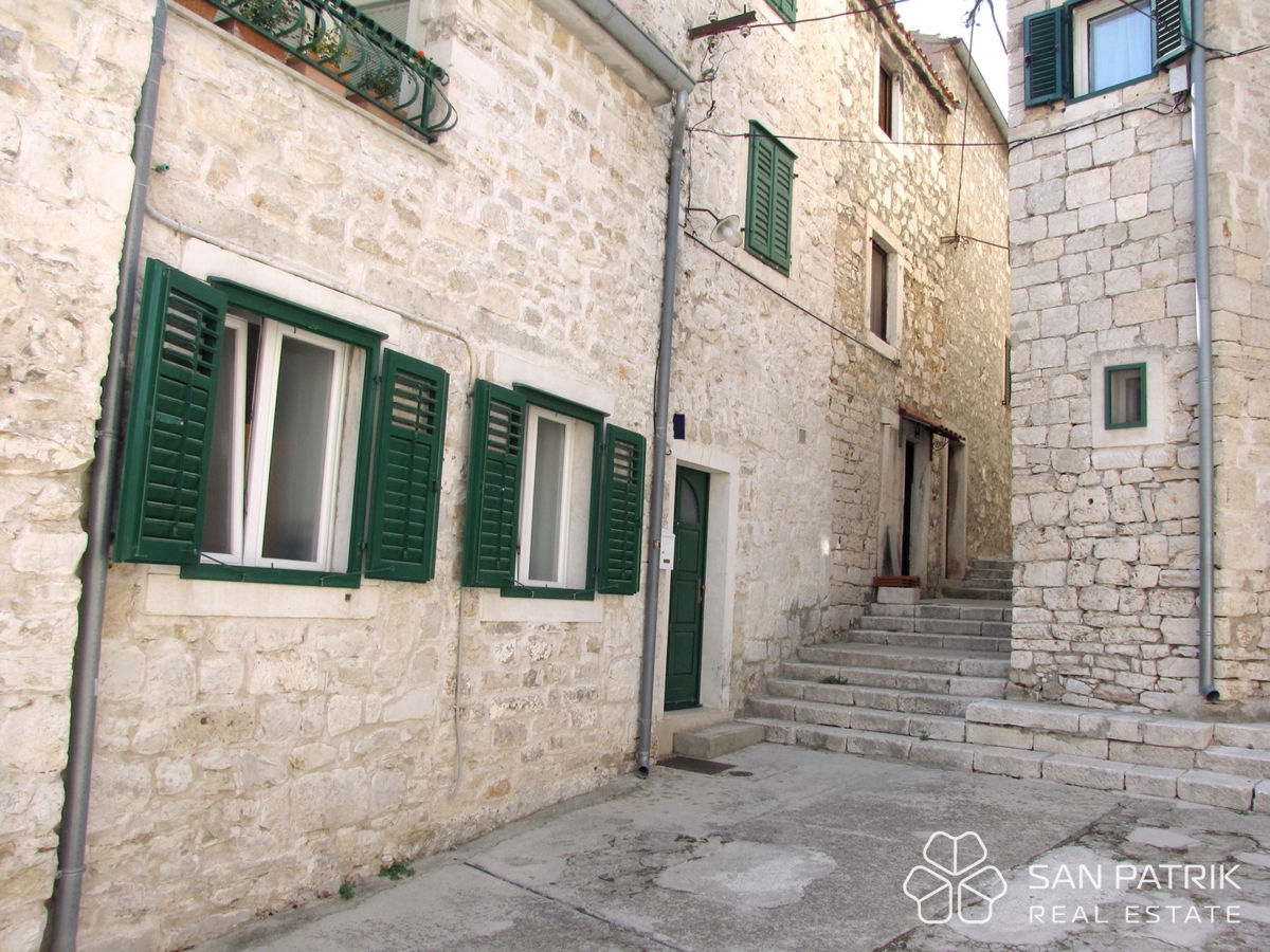Avtentična kamnita hiša v starem jedru Šibenika