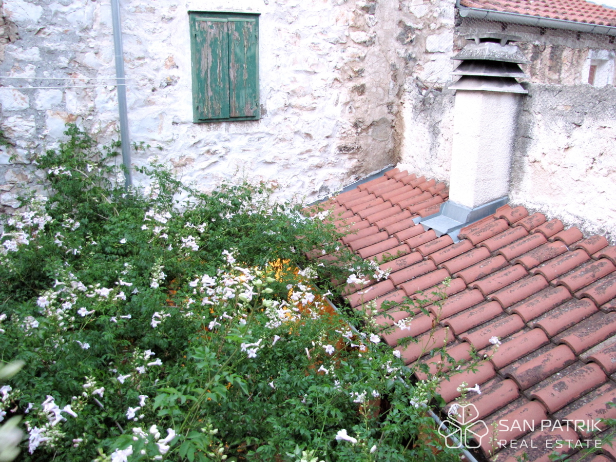 Avtentična kamnita hiša v starem jedru Šibenika