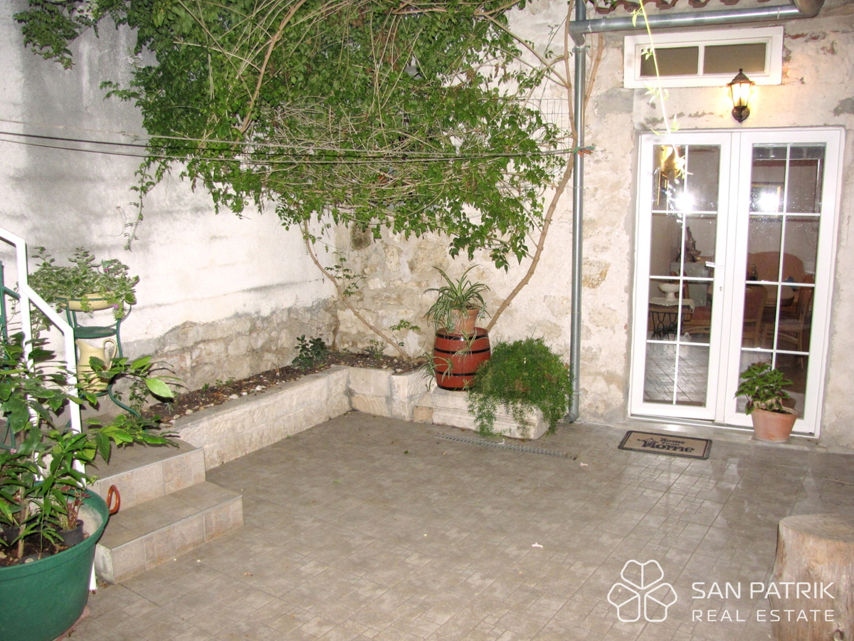 Avtentična kamnita hiša v starem jedru Šibenika