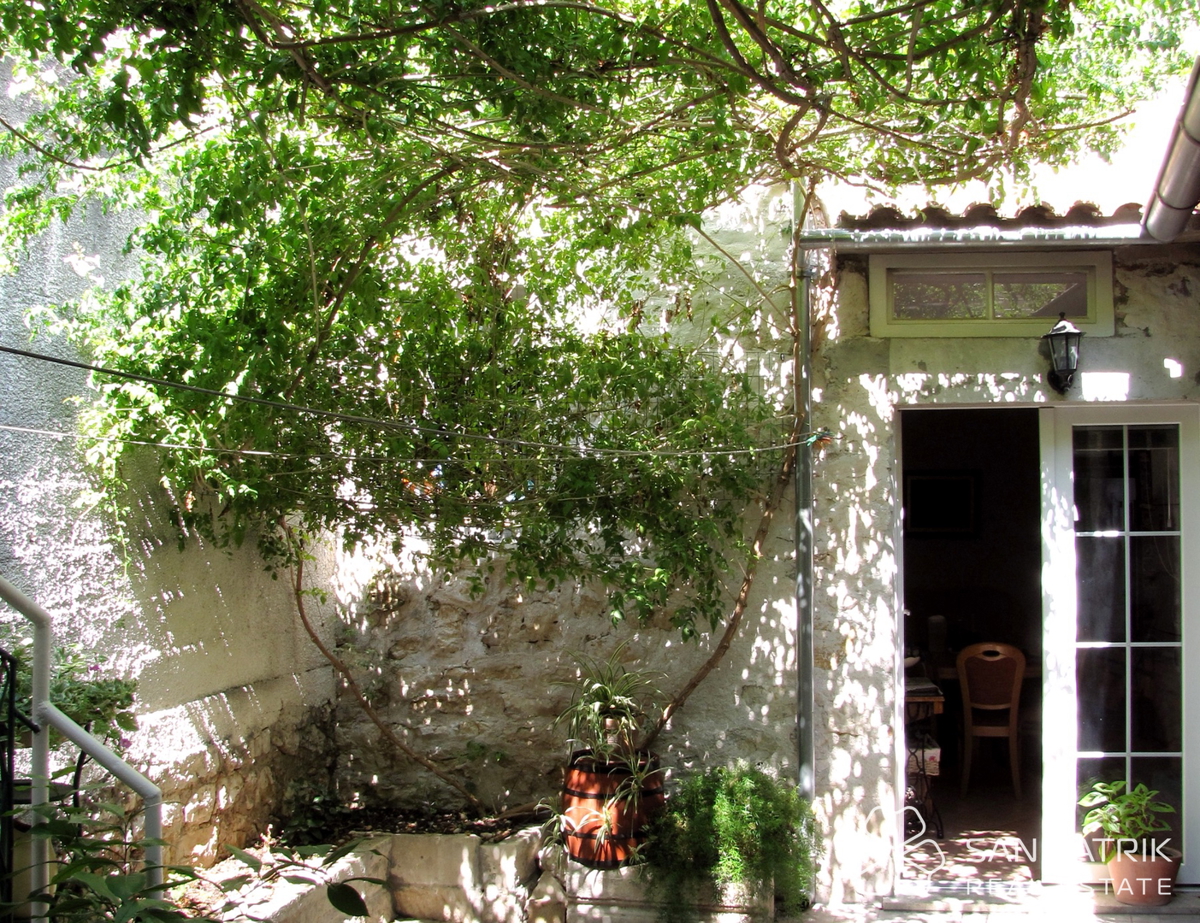 Avtentična kamnita hiša v starem jedru Šibenika