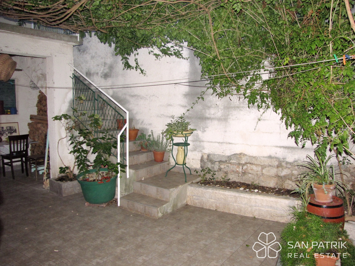 Avtentična kamnita hiša v starem jedru Šibenika