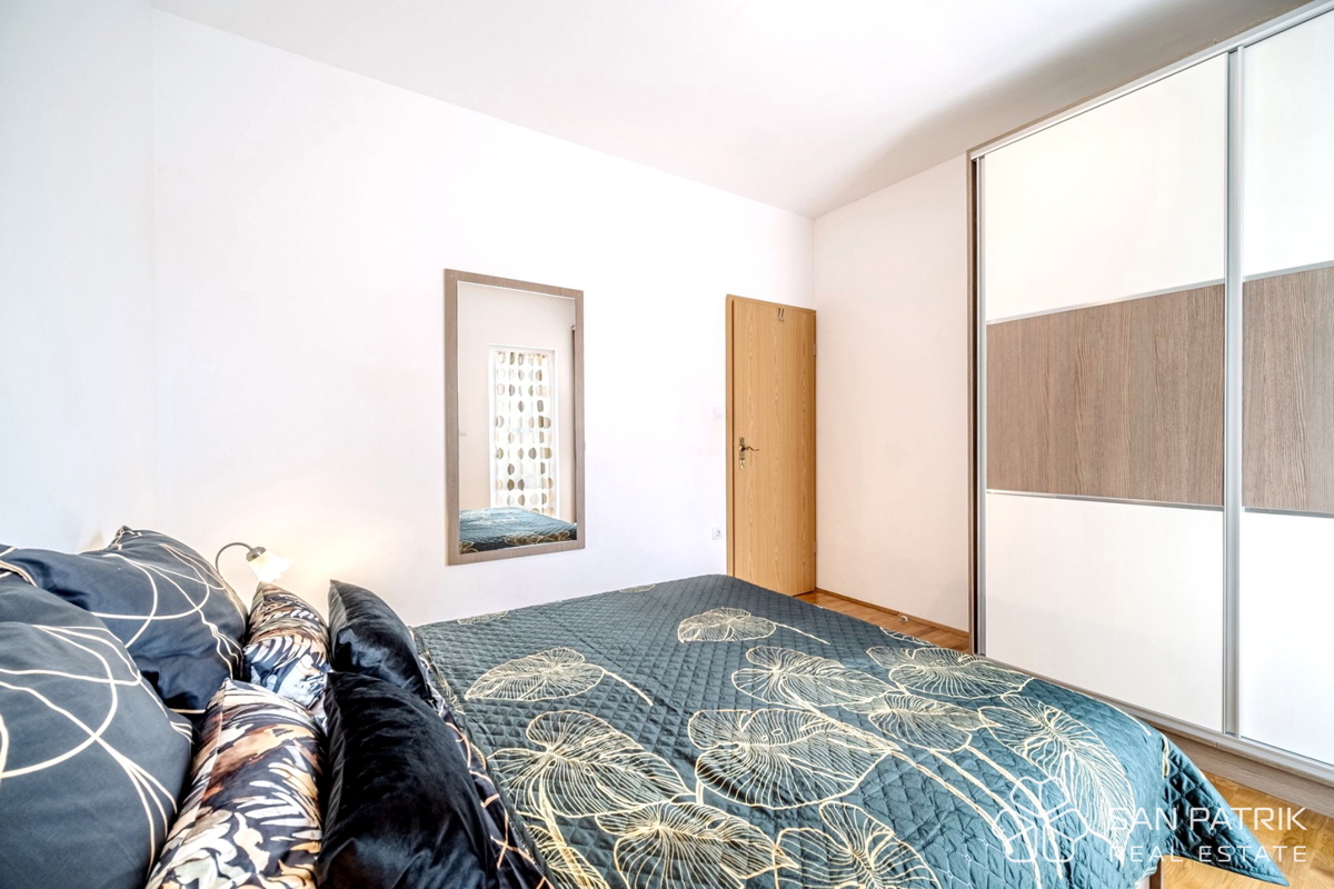 Stanovanje v prvem vrsti ob morju s terasami in pogledom na Brač