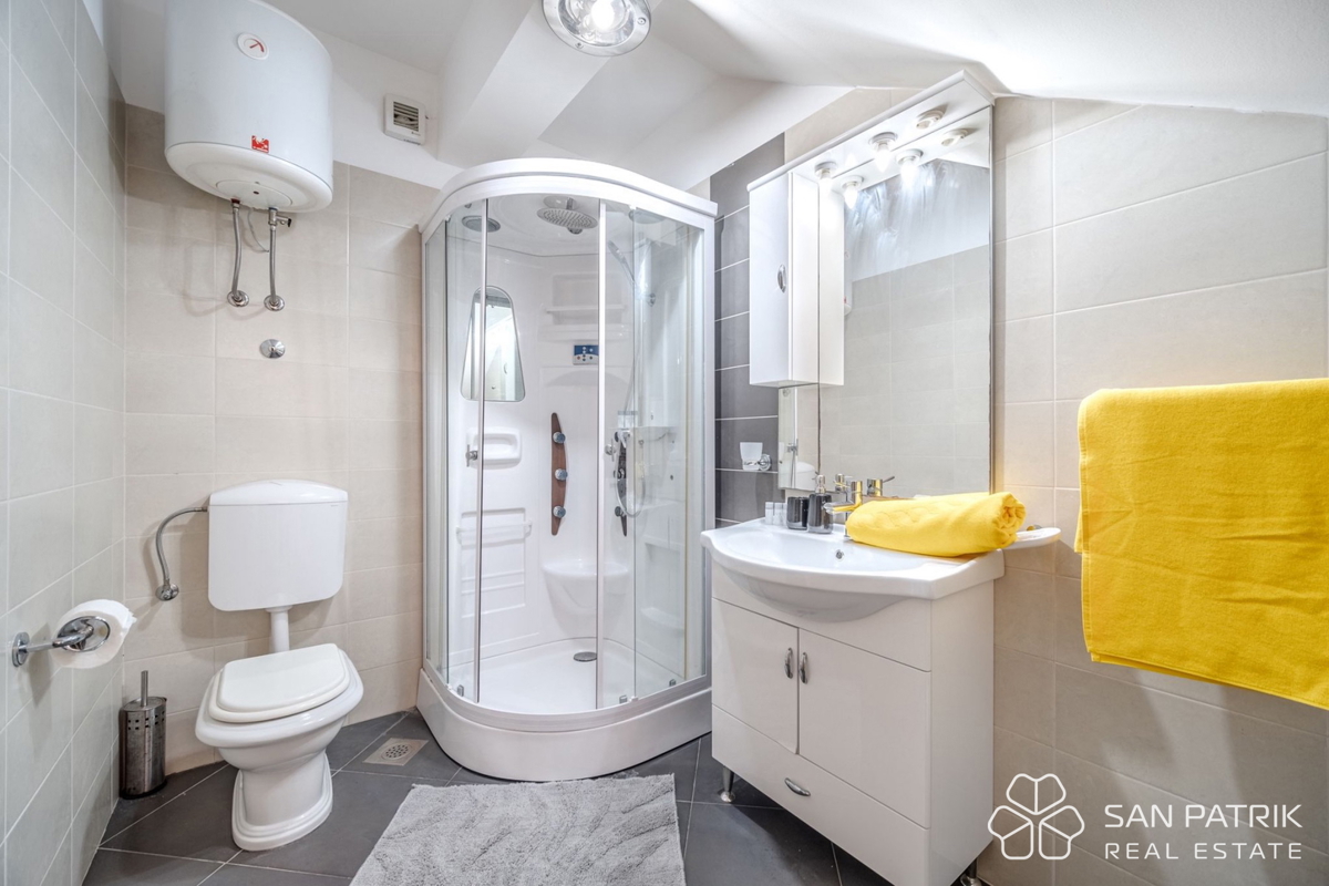 Stanovanje v prvem vrsti ob morju s terasami in pogledom na Brač