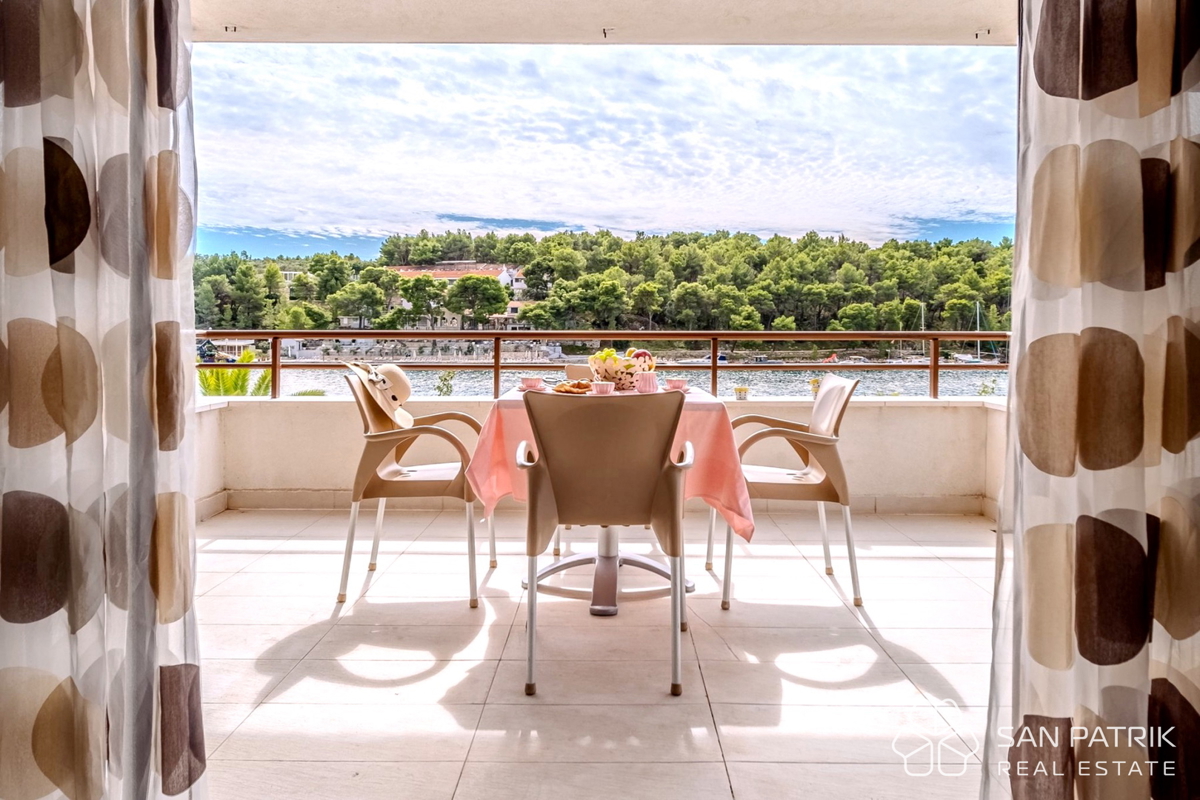 Stanovanje v prvem vrsti ob morju s terasami in pogledom na Brač