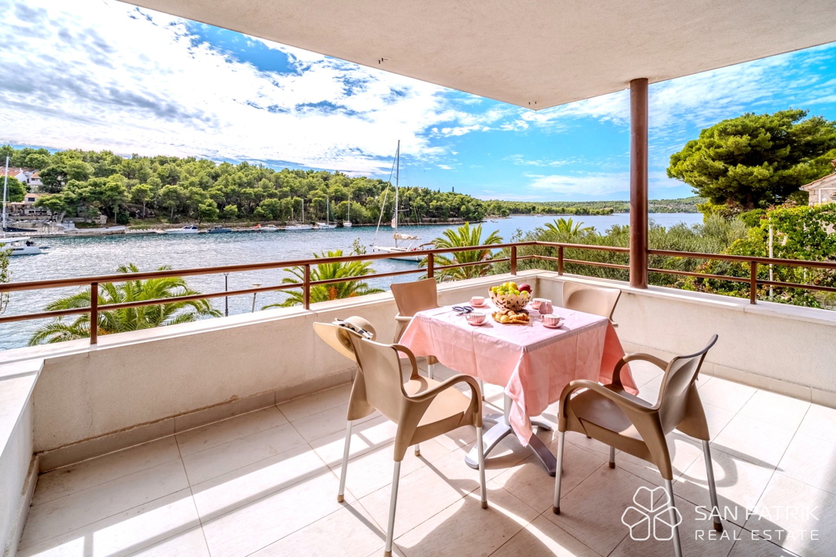 Stanovanje v prvem vrsti ob morju s terasami in pogledom na Brač