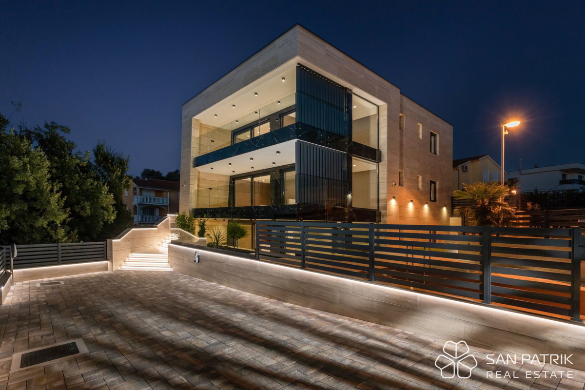 Krk: 4-sobni luksuzni penthouse (128 m2), bazen, pogled na morje